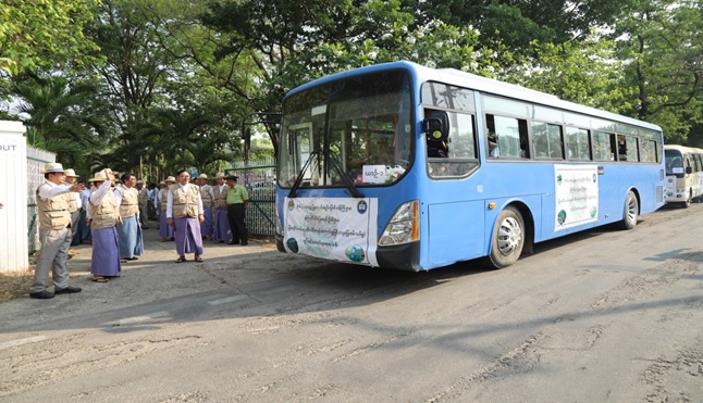 မြန်မာနိုင်ငံလယ်ယာသန်းခေါင်စာရင်းကောက်ယူခြင်းလုပ်ငန်း(ရှေ့ပြေးစမ်းသပ်မှု) ကွင်းဆင်းဆောင်ရွက်မည့် ကျေးရွာများသို့ မော်တော်ယာဉ်များဖြင့် ထွက်ခွာသွားသည့် စာရင်းကောက်အဖွဲ့များအား ပြည်ထောင်စုဝန်ကြီးနှင့်အဖွဲ့မှ လက်ပြနှုတ်ဆက်နေမှု မှတ်တမ်းဓာတ်ပုံ