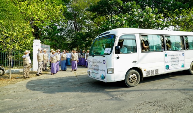 မြန်မာနိုင်ငံလယ်ယာသန်းခေါင်စာရင်းကောက်ယူခြင်းလုပ်ငန်း(ရှေ့ပြေးစမ်းသပ်မှု) ကွင်းဆင်းဆောင်ရွက်မည့် ကျေးရွာများသို့ မော်တော်ယာဉ်များဖြင့် ထွက်ခွာသွားသည့် စာရင်းကောက်အဖွဲ့များအား ပြည်ထောင်စုဝန်ကြီးနှင့်အဖွဲ့မှ လက်ပြနှုတ်ဆက်နေမှု မှတ်တမ်းဓာတ်ပုံ